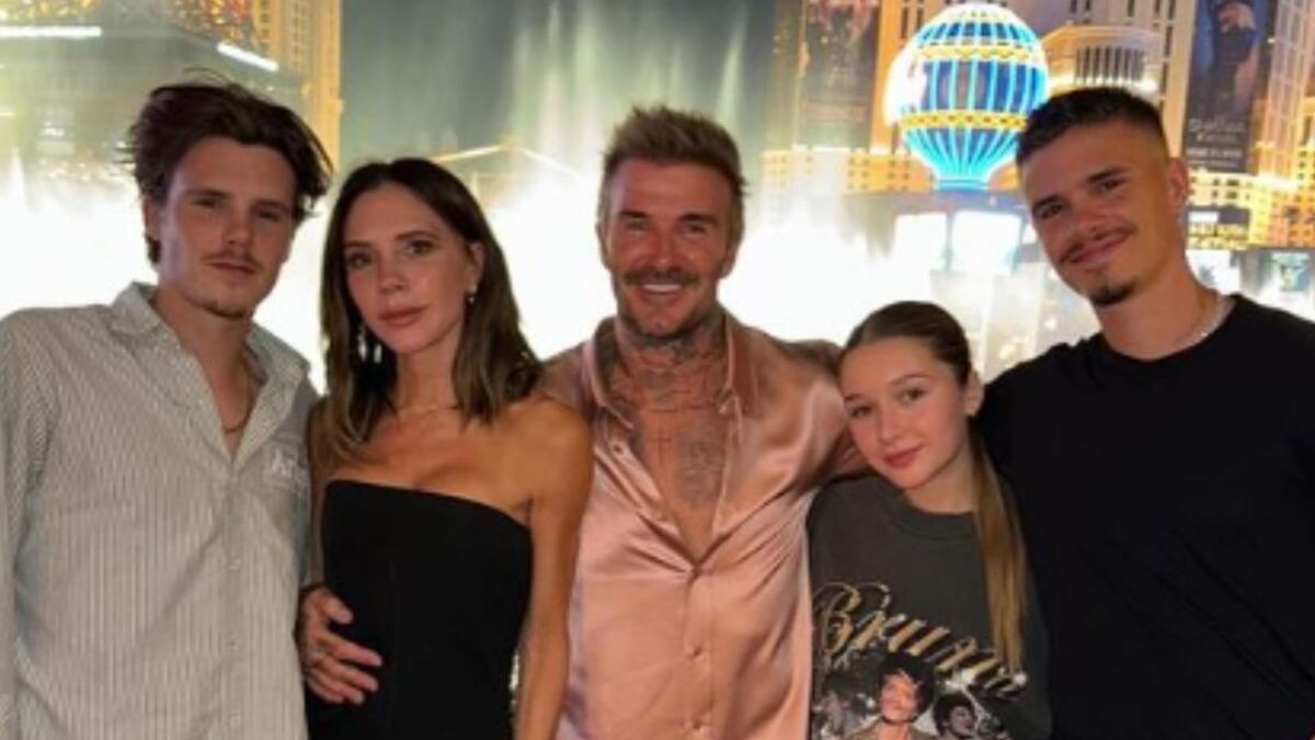 Hijo de David Beckham reaparece con nueva novia y el impactante parecido de ella con Victoria dejó en shock a las redes