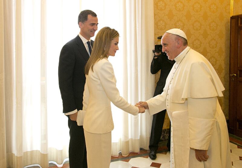 La reina Letizia vistiendo de blanco ante el papa Francisco