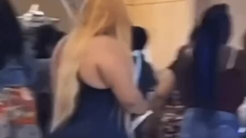 El look de una mamá en graduación infantil generó un arduo debate viral