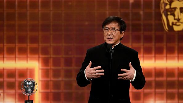 Jackie Chan impacta a las redes al mostrar su perfecta forma física a los 70 años