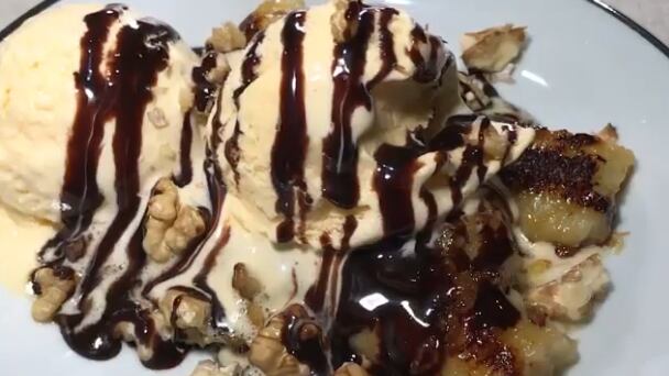 Plátano con helado salteado