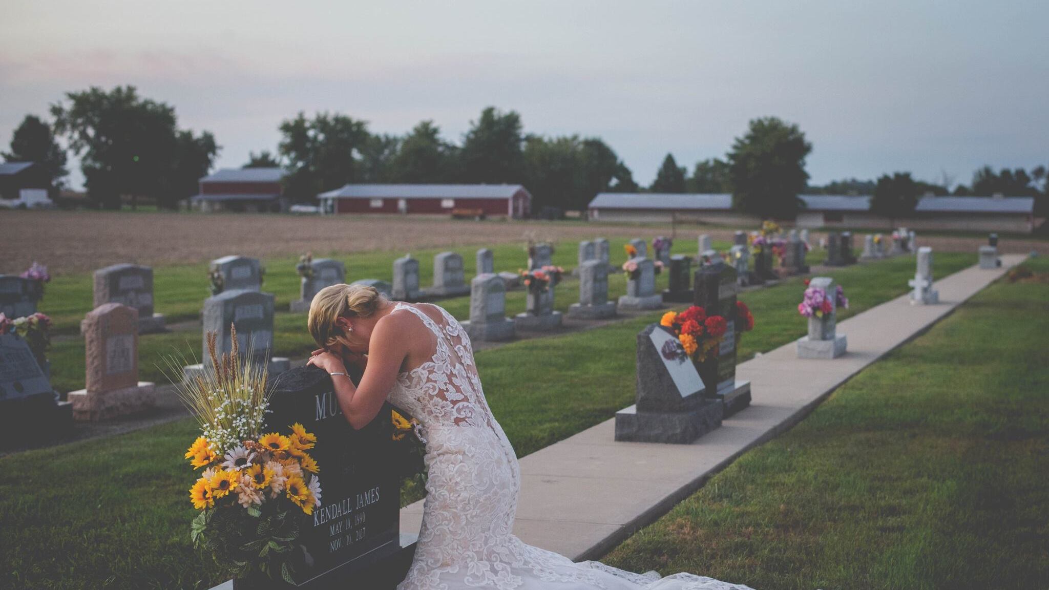 Jessica Padgett en la tumba de su novio