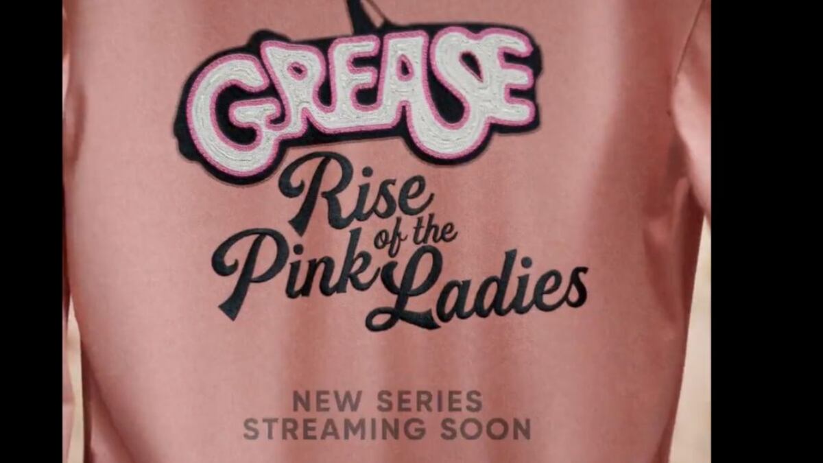 Grease: Rise of the Pink Ladies se mantiene fiel al material original, que tiene lugar en la preparatoria Rydell High