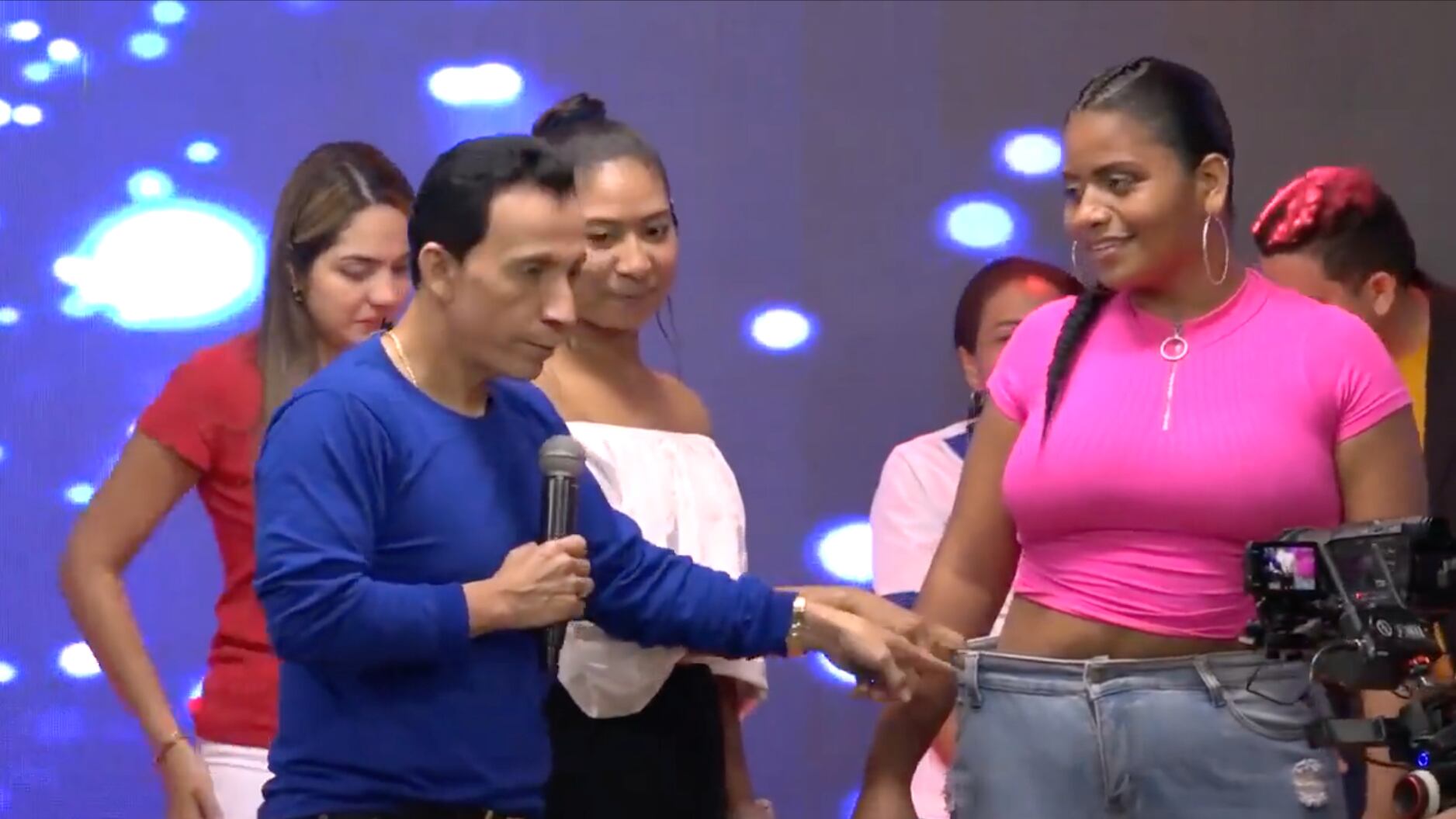 Pastor cristiano hace 'liposucción' en vivo