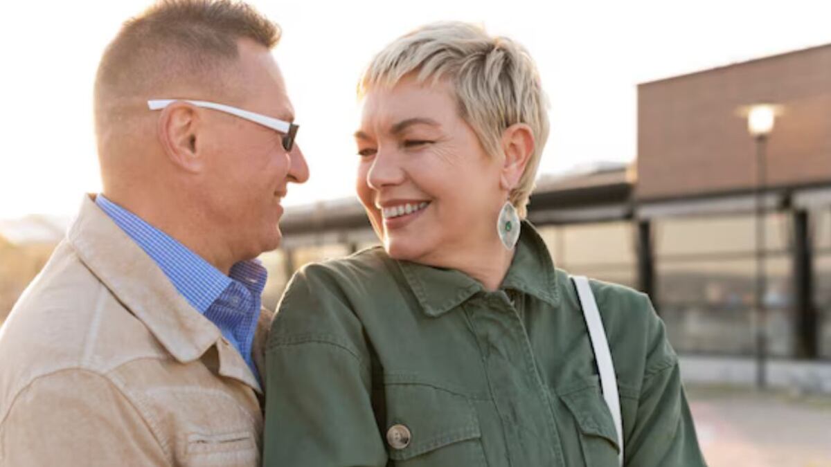 Las 4 mujeres del zodiaco que prefieren los hombres más jóvenes: le gustan romper las reglas