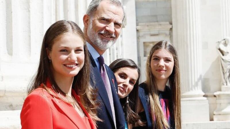 La princesa Leonor y la infanta Sofía dieron unas emotivas palabras en honor a la proclamación de los reyes Felipe VI y Letizia, pero a la reina pareció no gustarle.