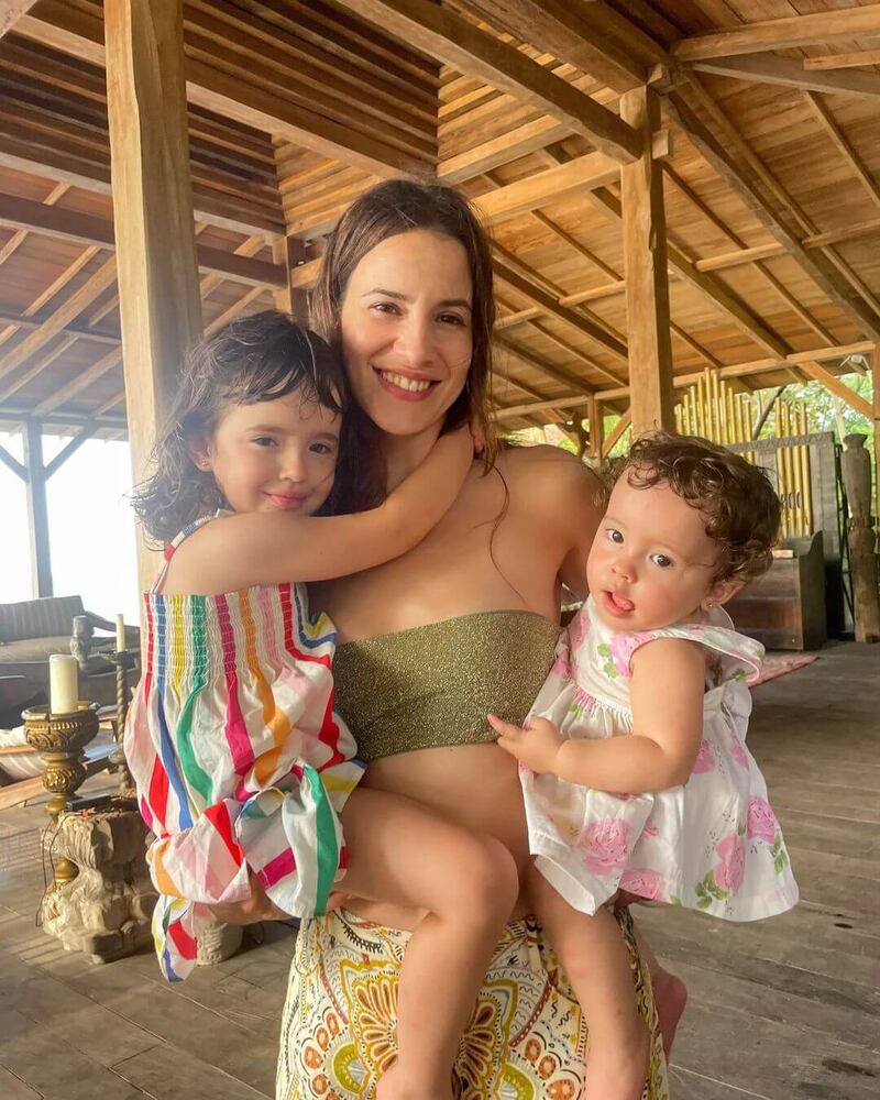 Laura Londoño junto a sus hijas, Allegra y Mikaela