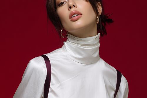 Las blusas ‘satinadas’ están de regreso: la nueva sensación de la temporada da este espectacular giro a tu look