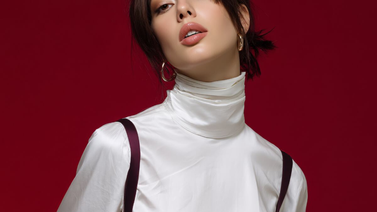 Las blusas satinadas son el toque exquisito perfecto para aportar sofisticación a cualquier look.