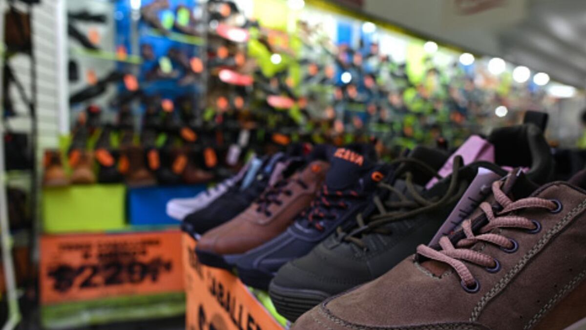 El abuelo llegó a la tienda y preguntó si regalaban zapatos usados y uno de los trabajadores le dijo que no.