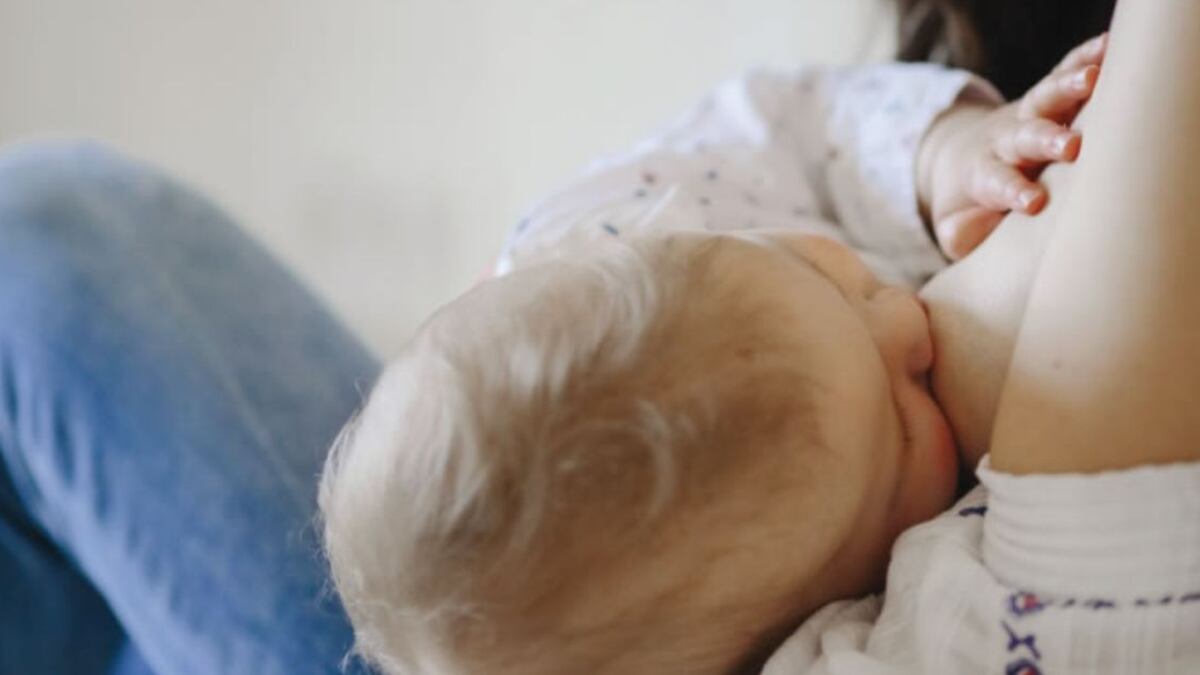 Las madres no tienen porque taparse al amamantar a su bebé