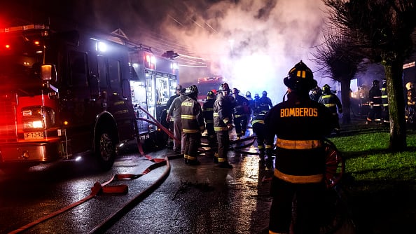 Bomberos combatiendo incendio / Imagen referencial