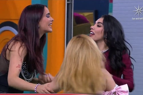 Gala Montes y Karime Pindter elevan las temperaturas de los fans de LCDLFMx con este beso de novias apasionadas