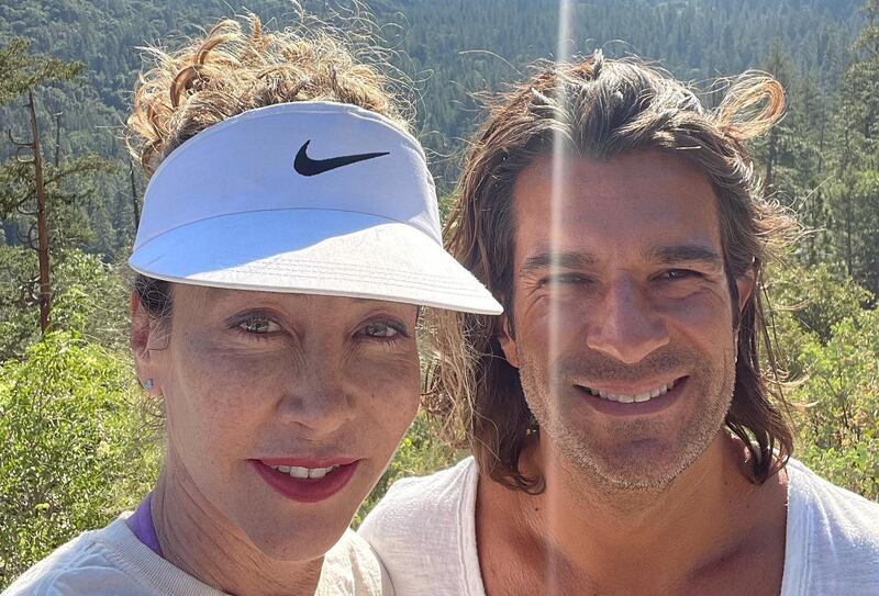 Marcela Carvajala junto a su esposo