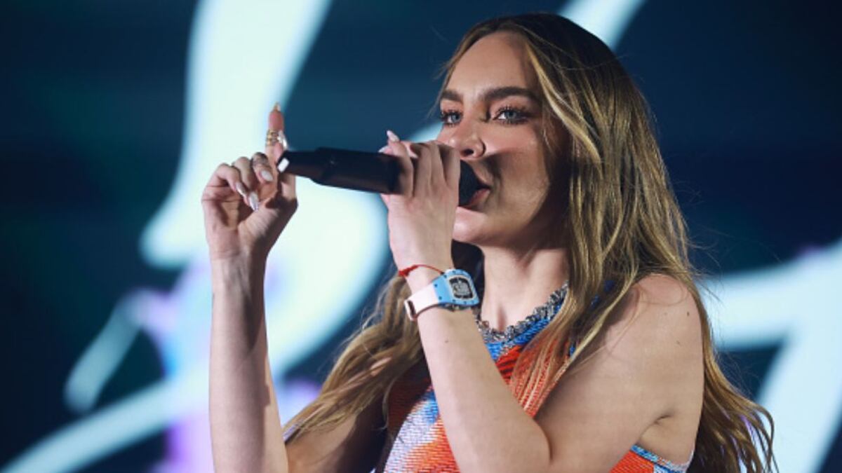 Belinda reaparece con elegante look patrio en Times Square pero la tunden por este detalle