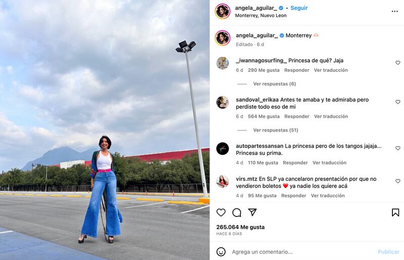 Ángela Aguilar sabe como combinar pantalones de mezclilla acampanados.