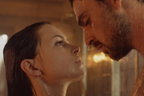 Series con mucha química en Netflix para reconectar con tu pareja y subir la temperatura