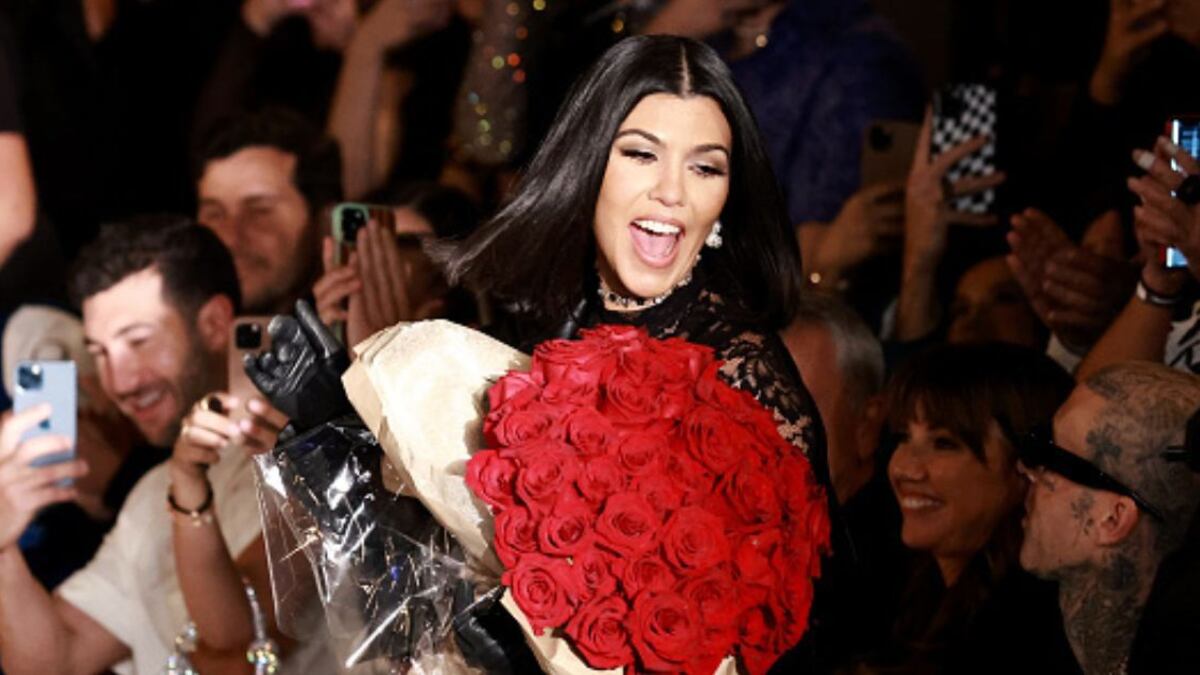 “La locura en todo su esplendor”: Kourtney Kardashian es destrozada por su extravagante look y decoración navideña