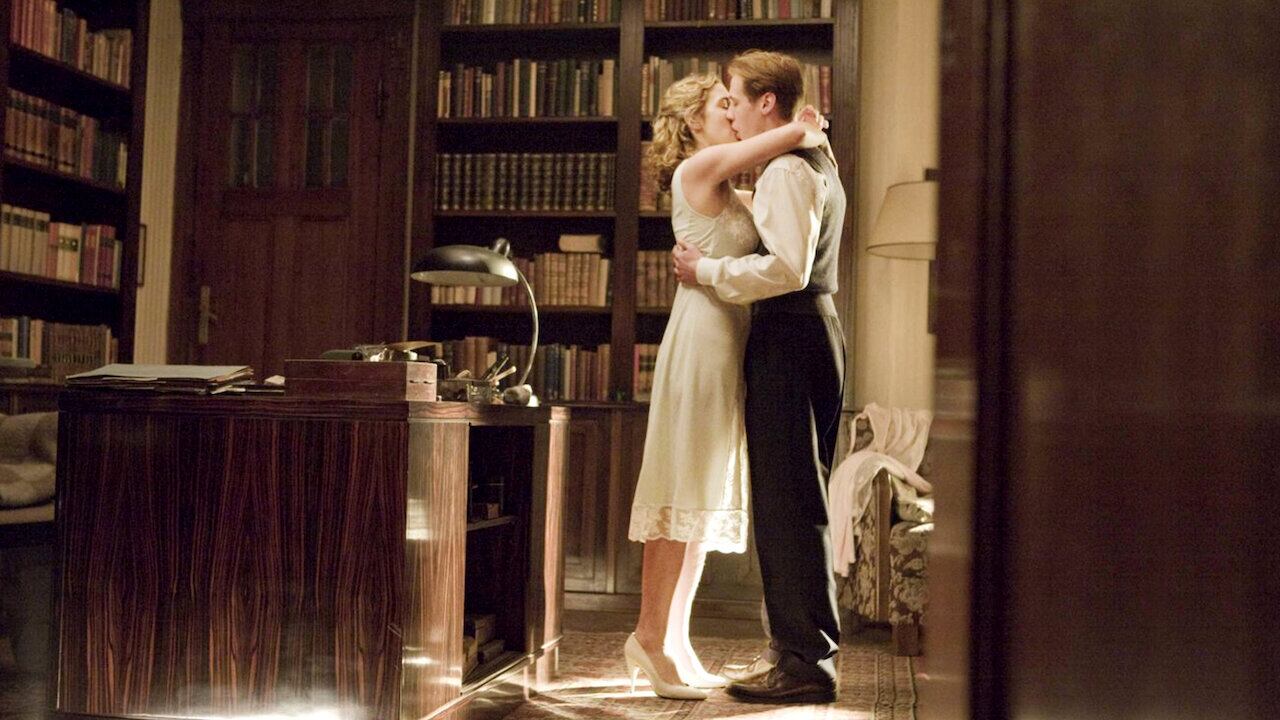 "Un abogado de mediana edad reflexiona sobre el romance que tuvo de joven con una mujer más grande, que ocho años después termina enjuiciada por crímenes de guerra nazis"