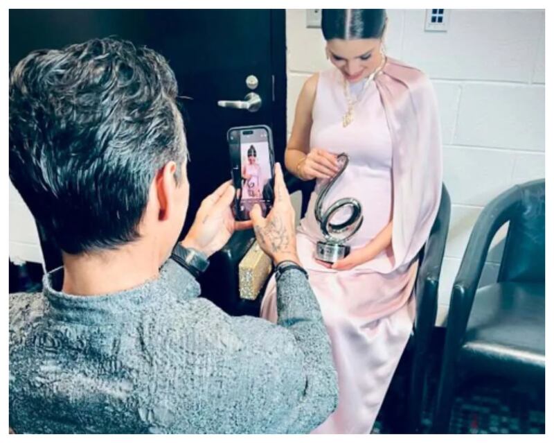 Marc Anthony y Nadia Ferreira presumen el premio y su nuevo bebé