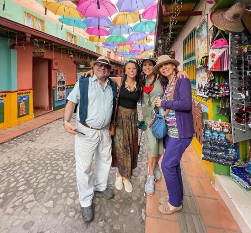 Christian Gómez junto a su esposa e hijas