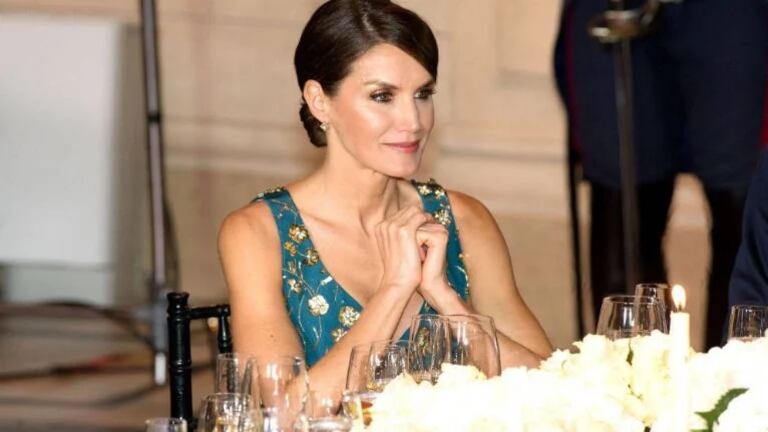 Presuntamente, la reina Letizia come alimentos como el salmón, kiwi y lechuga, siguiendo la dieta Perricone.