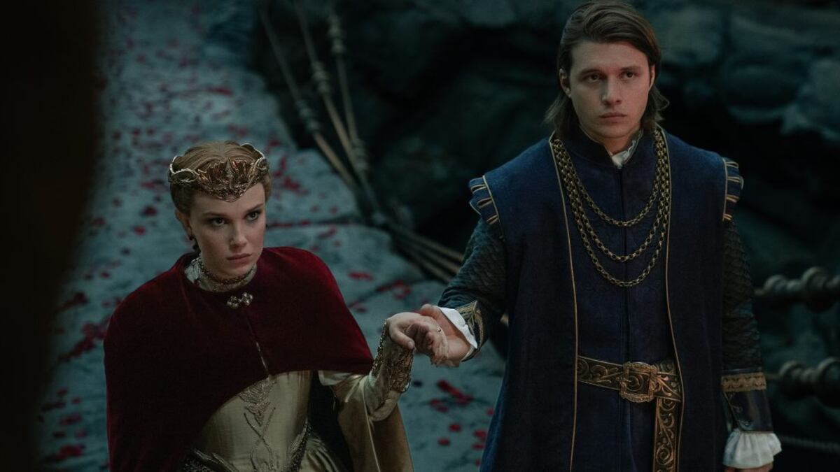 Millie Bobby Brown y Nick Robinson en la película 'Damsel'