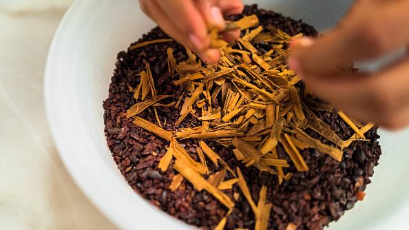 Feng Shui: el ritual con canela que debes hacer en Navidad para atraer dinero y prosperidad para 2024