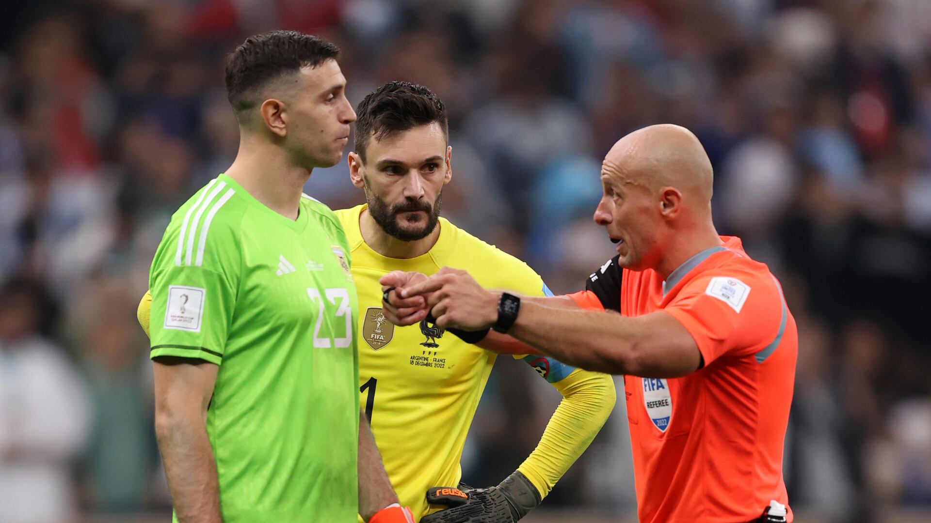 ‘Dibu’ Martínez saludó a Hugo Lloris antes del partido Tottenham vs. Aston Villa