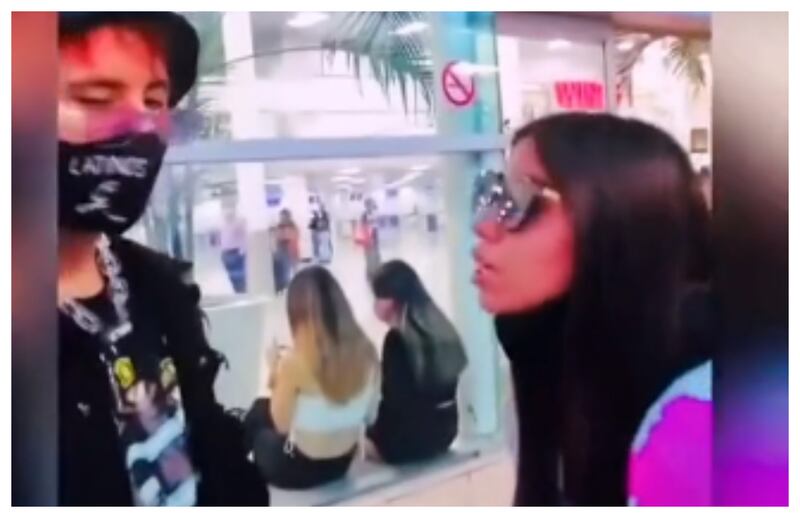 Ella le terminó a él en pleno aeropuerto