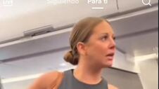 Un curioso video comenzó a dar la vuelta al mundo a través de Internet, mostrando la insólita reacción de una mujer, quien entró en pánico arriba de un avión y pidió a gritos que la dejaran bajar, puesto que, según ella, en la parte trasera había un hombre que “no era real”.
Así quedó registrada en las distintas grabaciones que realizaron los demás pasajeros, impactados con la gran convicción que hablaba la joven, visiblemente afectada.
“Me importa un carajo, pero te lo digo ahora mismo: ese hijo de puta de atrás NO es real”, gritaba mientras señalaba la parte de atrás del avión, haciendo que todos los pasajeros se dieran la vuelta para ver el origen de su preocupación.
Una enigmática historia que no ha tardado en generar todo tipo de teorías en Internet, incluso algunos dijeron que el hombre pestañaba de manera extraña, mientras que otros aseguraron que tras el vuelo el supuesto ser se fue “paralizado”, sin reacción.