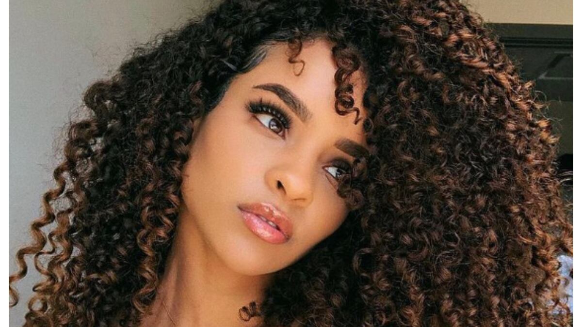 7 estilos de mechas balayage que rejuvenecen y son perfectas para el cabello rizado