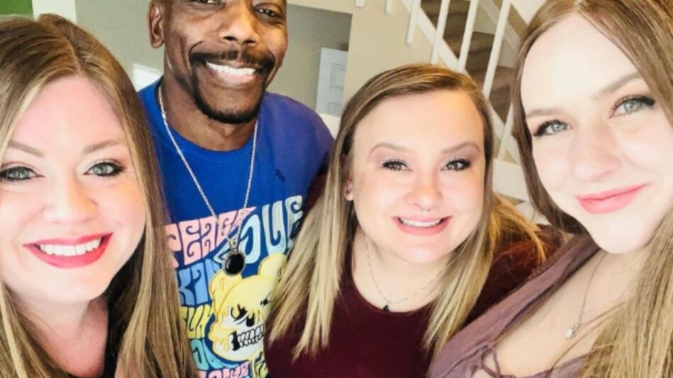 Nick Davis junto April, Danielle y Jennifer