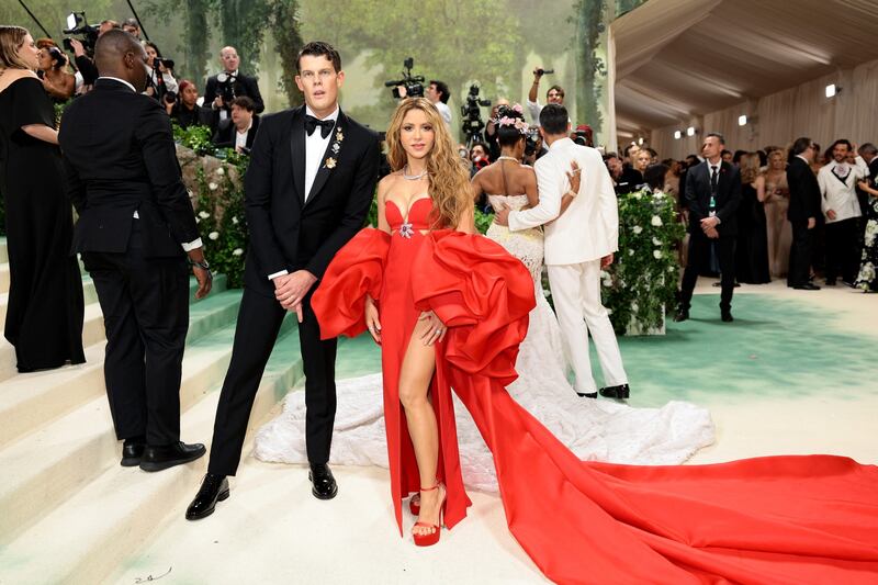 ¿Quién es el guapo galán que acompañó a Shakira en la Met Gala?.