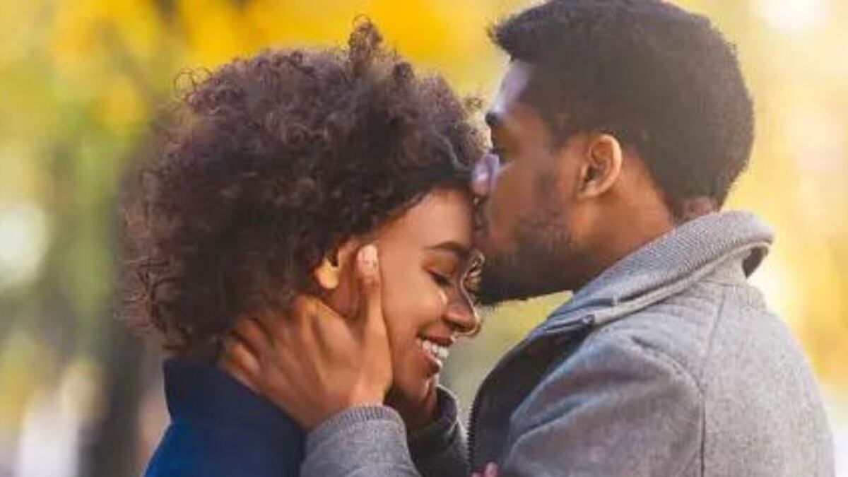¿Qué significa que un hombre te bese la frente?
