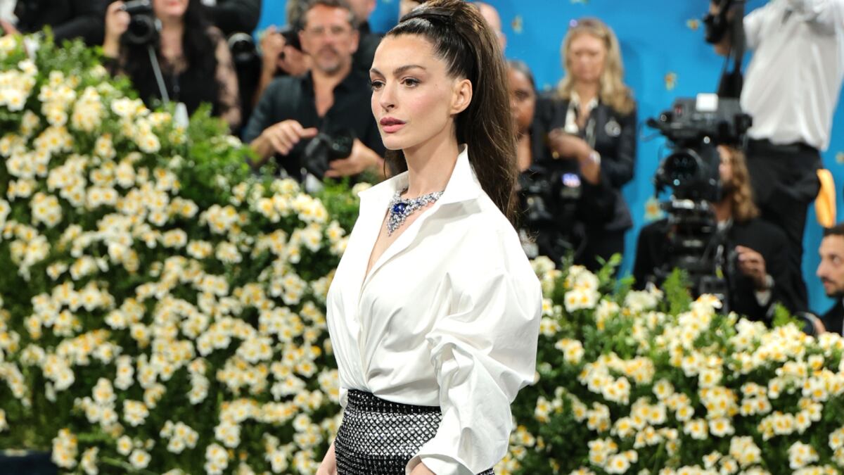 Esta es la razón por la que Anne Hathaway llevó una camisa blanca a la MET Gala 2025.