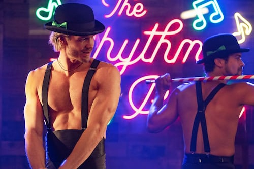 Todo sobre ‘Los festivos caballeros’, la nueva película navideña de Netflix que te cautivará