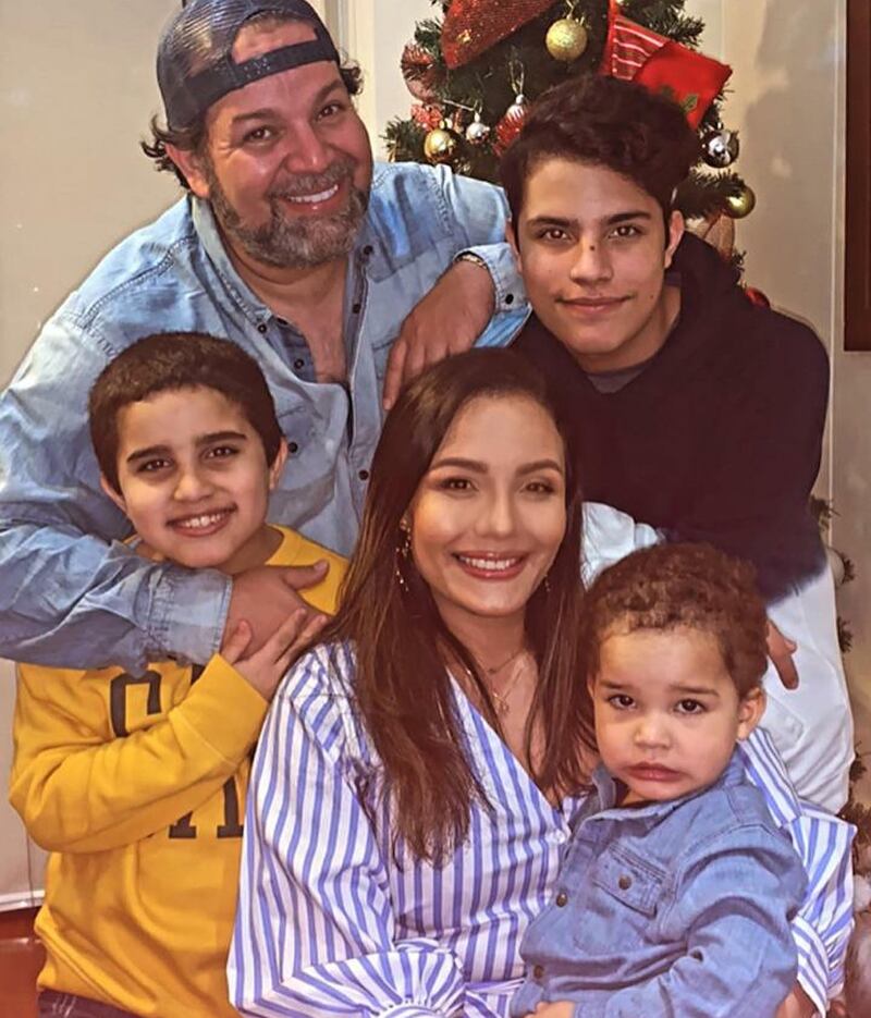 Mauricio Cújar junto a su familia