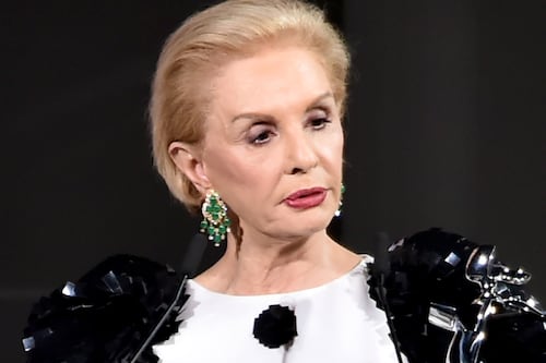 ¡Qué elegante! Carolina Herrera aprueba las minifaldas solo si son combinadas de esta forma