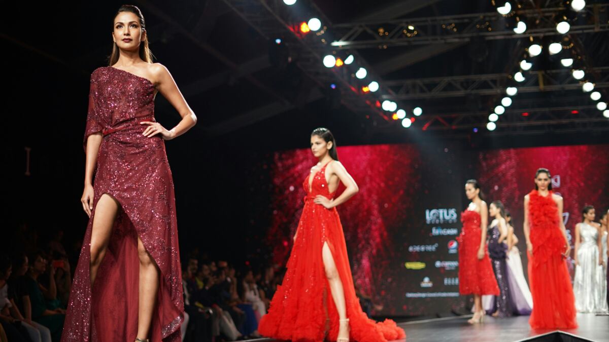 Una famosa firma de moda pidió a sus asistentes arrojar basura a sus modelos y esta acción encendió las redes.