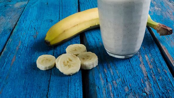 Prepara un delicioso batido de plátano con avena