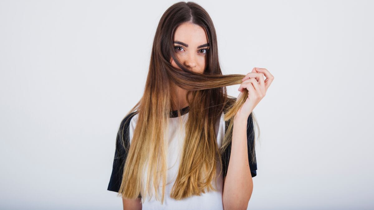 El cambio que buscas en tu cabello quizá radica en oscurecerlo.