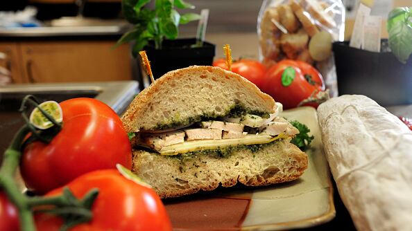 Sándwich pollo pesto