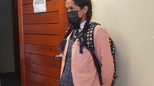 Hombre se disfrazó de colegiala