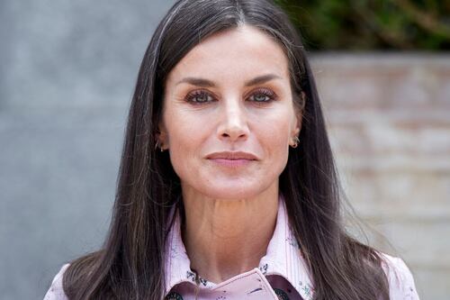 “Se le puede perdonar”: la tajante reacción de famoso diseñador al comentado último look de la reina Letizia