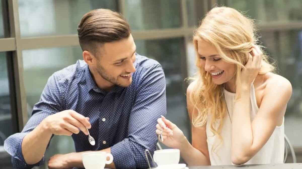 ¿Cómo saber si le gustas a un hombre? Todas las señales que lo delatan