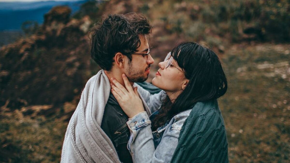 Cómo abraza un hombre que te ama de verdad: así reconocerás si tu pareja tiene un amor verdadero