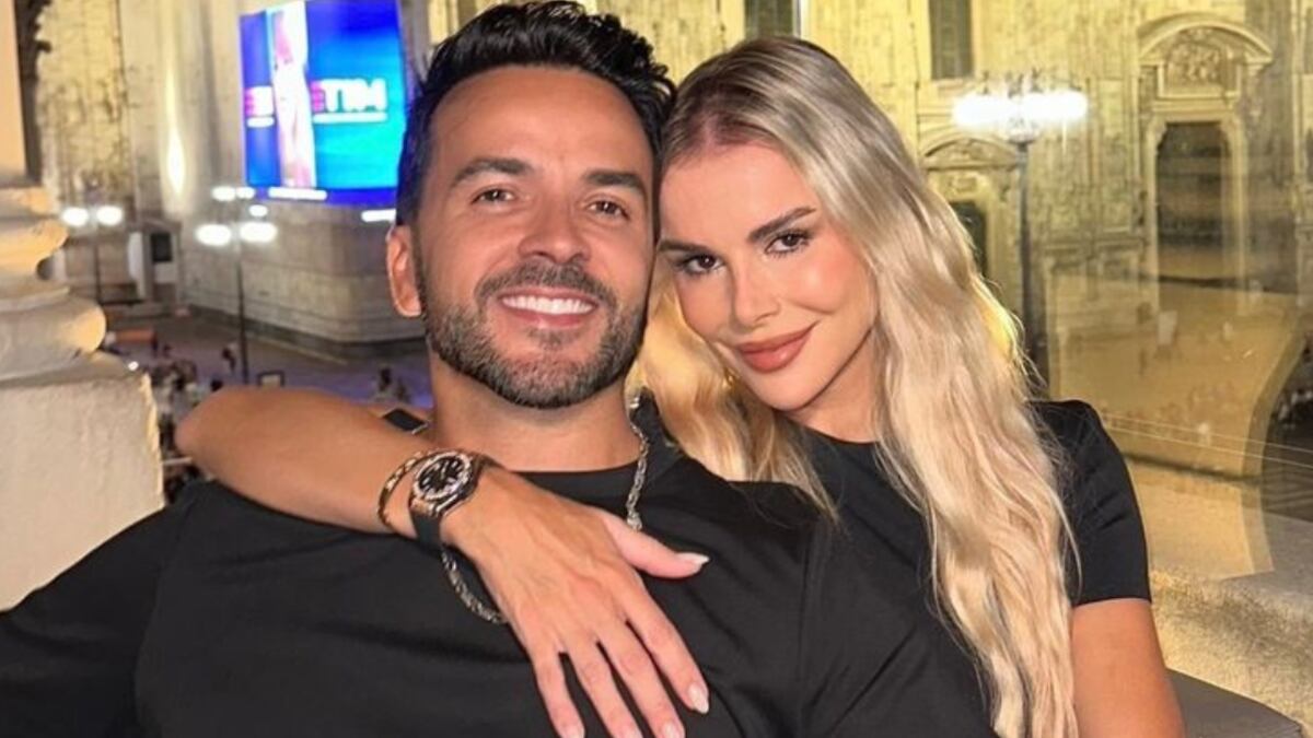 Luis Fonsi y Águeda López fueron cruelmente criticados por su elección de looks para los Latin Grammy 2024.