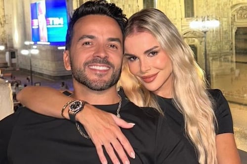 “Parece adorno de la pared”: Luis Fonsi y su esposa son cruelmente criticados por sus looks en los Latin Grammys 2024