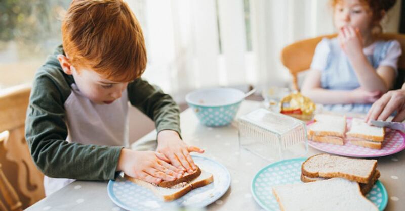 Hay madres como Elise que para rendir el tiempo en las mañanas reveló que preparaba 27 sándwiches para su hijo en solo 5 minutos.